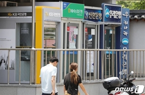 은행원, 상반기에만 6000만원 받았다고?…희망퇴직자 10억 보수받기도