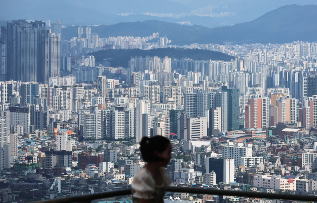 16일 서울 남산에서 바라본 시내 아파트 단지 모습. 연합뉴스