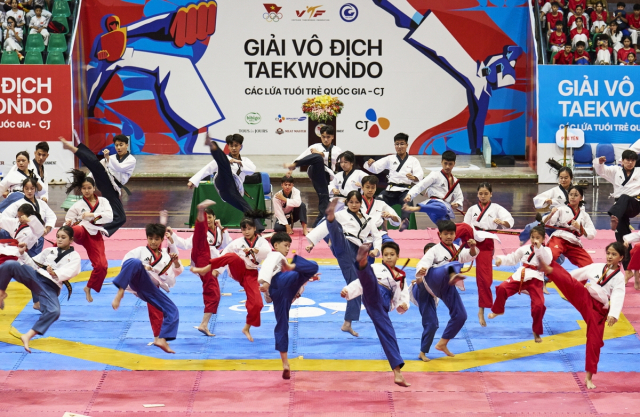 베트남 띠엔장 멀티스포츠센터에서 열리고 있는 ‘2024 CJ 전국 청소년 태권도 챔피언십’에서 선수들이 시범을 보이고 있다. 사진 제공=CJ그룹