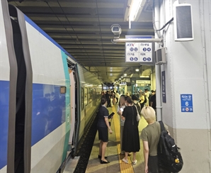 KTX, 고모역 부근서 탈선 사고…국토부 “수습 최선”