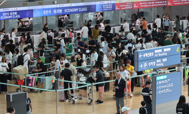 지난 4일 인천국제공항 1터미널 출국장이 휴가철을 맞아 해외로 떠나려는 여행객들로 붐비고 있다. 연합뉴스