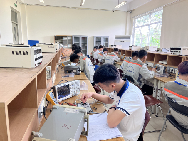 베트남 박장성에 있는 한·베기술대에서 학생들이 한국이 지원한 기자재를 활용해 실습을 하고 있다. 사진(박장)=이태규 기자