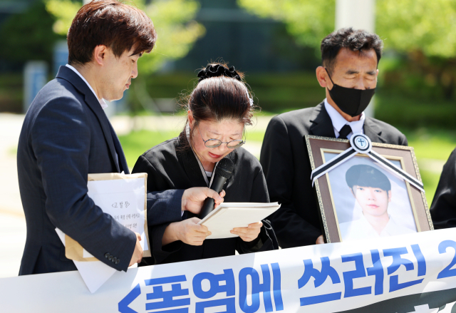 19일 오전 광주지방고용노동청 앞에서 광주·전남 노동 안전보건 지킴이 관계자·에어컨을 설치하다가 폭염에 쓰러져 숨진 20대 노동자의 유가족들이 진상규명을 촉구하는 기자회견을 하고 있다. 연합뉴스