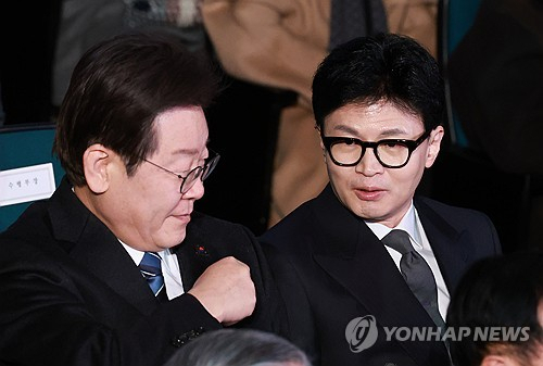 = 국민의힘 한동훈 비상대책위원장(오른쪽)과 더불어민주당 이재명 대표가 1일 서울 중구 유관순 기념관에서 열린 제105주년 3.1절 기념식에서 대화하고 있다. 연합뉴스