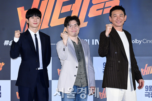 배우 정해인, 황정민과 류승완 감독이 20일 오전 서울 용산구 CGV 용산아이파크몰에서 진행된 영화 ‘베테랑 2’(감독 류승완) 제작보고회에서 포즈를 취하고 있다. 김규빈 기자 2024.08.19