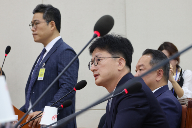 20일 오전 국회에서 열린 행정안전위원회의 '세관 연루 마약 밀반입 사건 수사 외압 의혹 청문회'에서 증인으로 출석한 김찬수 대통령비서실 지방시대비서관실 행정관(전 영등포서장)이 신문에 답하고 있다. 연합뉴스