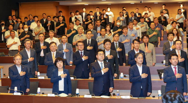 20일 오후 서울 중구 대한상공회의소에서 열린 한국경제 글로벌 경쟁력 강화를 위한 모임 창립총회에서 송기헌(왼쪽부터) 더불어민주당 의원, 조배숙 국민의힘 의원, 박찬대 민주당 원내대표, 유동수 민주당 의원, 박정 민주당 의원 등 참석자들이 국민의례를 하고 있다. 연합뉴스