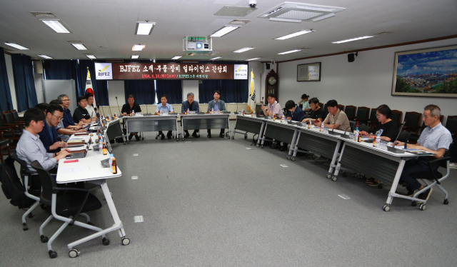 20일 부산진해경제자유구역청에서 열린 소재·부품·장비 얼라이언스 간담회에서 관계자들이 조선기자재 산업 위기 해결 방안을 모색하고 있다. 사진제공=부산진해경제자유구역청