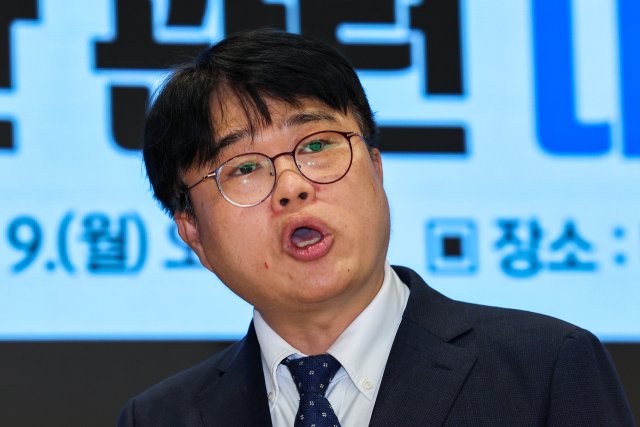 임현택 대한의사협회 회장이 19일 오후 서울 용산구 대한의사협회에서 열린 국회 청문회 등 현안 관련 기자회견에서 발언하고 있다. 임 회장은 이날 기자회견에서 22일까지 정부·여당이 간호법 입법을 중단하지 않으면 가능한 모든 방법을 동원해 정권 퇴진 운동에 나설 것이라고 밝혔다. 연합뉴스