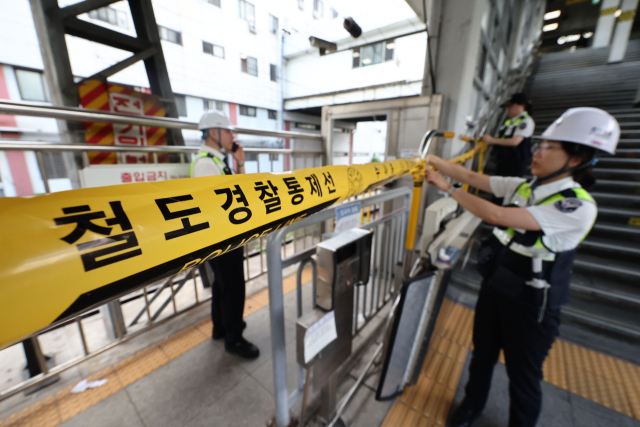 지난 9일 작업 차량 두 대가 충돌해 작업자 2명이 숨진 서울 지하철 1호선 구로역 승강장에서 철도경찰이 현장을 통제하고 있다. 연합뉴