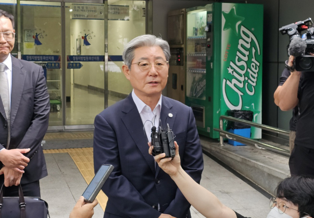 공직선거법 위반 혐의로 기소된 오태완 의령군수가 21일 경남 창원시 마산합포구 창원지법 마산지원에서 열린 이번 사건 1심 선고에서 무죄를 받은 후 법정을 나와 취재진에게 소회를 밝히고 있다. 연합뉴스