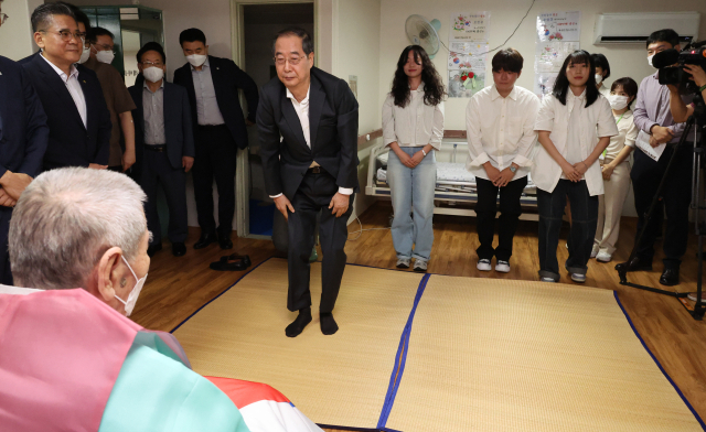 한덕수(가운데) 국무총리가 21일 수원시 장안구 보훈공단 보훈원을 방문해 오성규(왼쪽) 애국지사의 101번째 생일을 축하하며 큰 절을 하고 있다. 연합뉴스