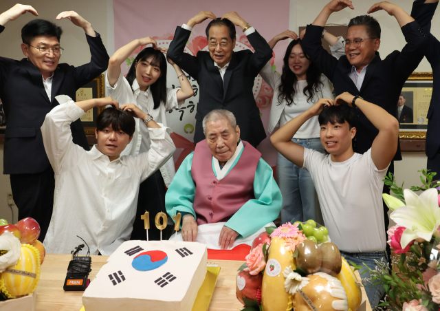 75세 한총리, 101세 항일 애국지사 찾아 '큰절'