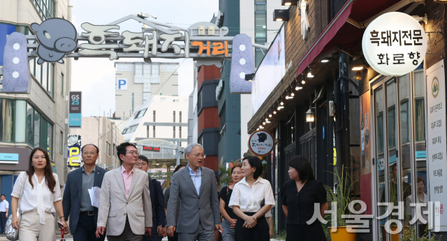 유인촌 문체부 장관이 지난 8월 8일 제주시 ‘흑돼지거리’를 점검하고 있다. 사진 제공=문체부