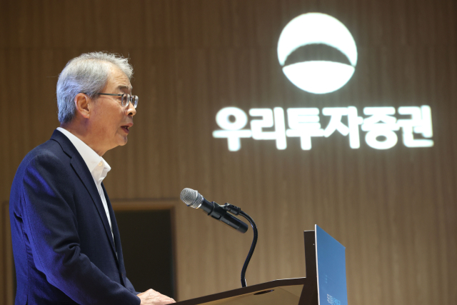 임종룡 우리금융 회장이 1일 오전 서울 여의도 TP타워에서 열린 '우리투자증권 출범식'에서 축사하고 있다. 연합뉴스