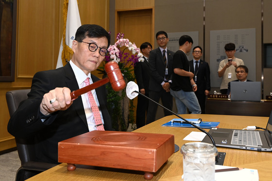 이창용 한국은행 총재가 22일 오전 서울 중구 한국은행 본관에서 열린 금융통화위원회 본회의에서 의사봉을 두드리고 있다. 이날 금통위는 기준금리를 연 3.50%로 동결했다. 뉴스1