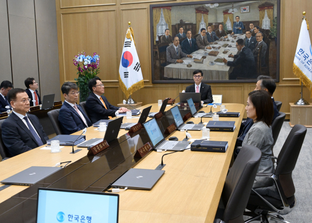 이창용 한국은행 총재가 22일 서울 중구 한국은행 본관에서 열린 금융통화위원회를 주재하고 있다. 공동취재단