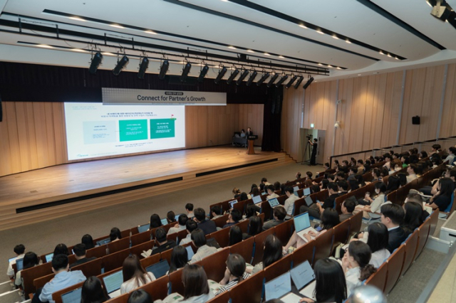 21일 서울 서초구 한국콜마 종합기술원에서 화장품·건강기능식품 고객사를 대상으로 열린 마케팅 전략 설명회에 관계자 100여 명이 참석해 특강을 듣고 있다. 사진 제공=콜마홀딩스