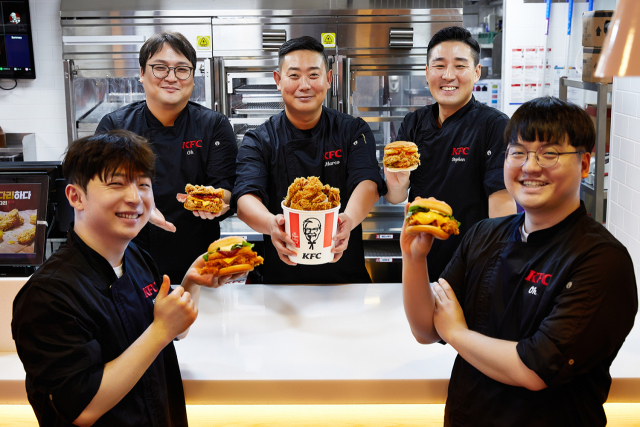 새롭게 이전한 KFC 이노베이션 R&D 센터에서 직원들이 제품을 들고 포즈를 취하고 있다. 사진제공=KFC