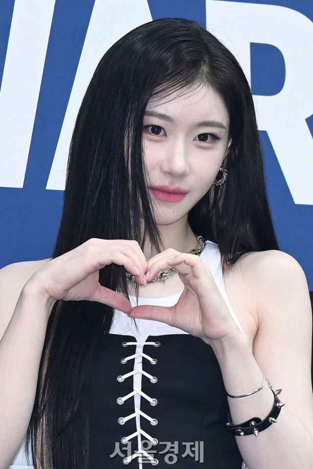 그룹 있지(ITZY) 채령이 22일 오후 서울 송파구 서울 잠실실내체육관에서 진행된 ‘2024 케이 월드 드림 어워즈(2024 K-WORLD DREAM AWARDS)’ 레드카펫에서 포즈를 취하고 있다. 김규빈 기자 2024.08.22