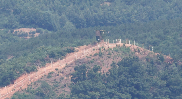 경기 파주시 오두산전망대에서 바라본 북한군 초소. 뉴스1