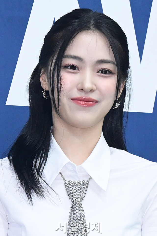 그룹 있지(ITZY) 류진이 22일 오후 서울 송파구 서울 잠실실내체육관에서 진행된 ‘2024 케이 월드 드림 어워즈(2024 K-WORLD DREAM AWARDS)’ 레드카펫에서 포즈를 취하고 있다. 김규빈 기자 2024.08.22