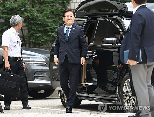 코로나 확진에…이재명 대표, 공직선거법 사건 결심 공판 연기