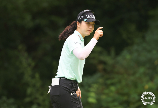 최예림이 KLPGA 투어 한화 클래식 1라운드 3번 홀에서 파 세이브를 한 후 홀아웃하고 있다. 사진 제공=KLPGA