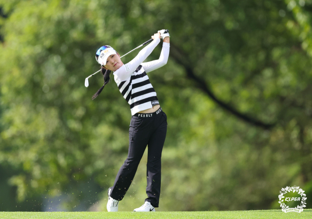 이예원이 KLPGA 투어 한화 클래식 1라운드 12번 홀에서 샷을 날리고 있다. 사진 제공=KLPGA