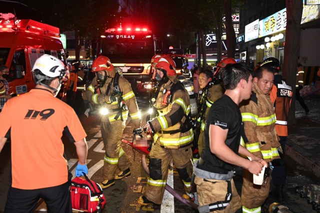 22일 오후 경기 부천 모 호텔의 화재 현장에서 소방대원들이 환자를 이송하고 있다. 이 불로 7명이 숨졌고 다른 투숙객 등 12명이 다쳤다. 부천=연합뉴스