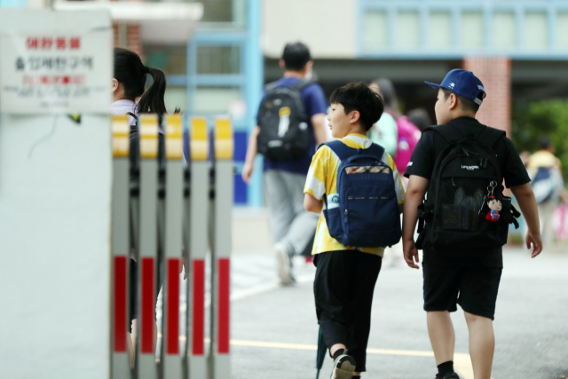 '통학버스 왜 학교 안으로 못 들어가나요'…학부모들은 교장을 고소했다