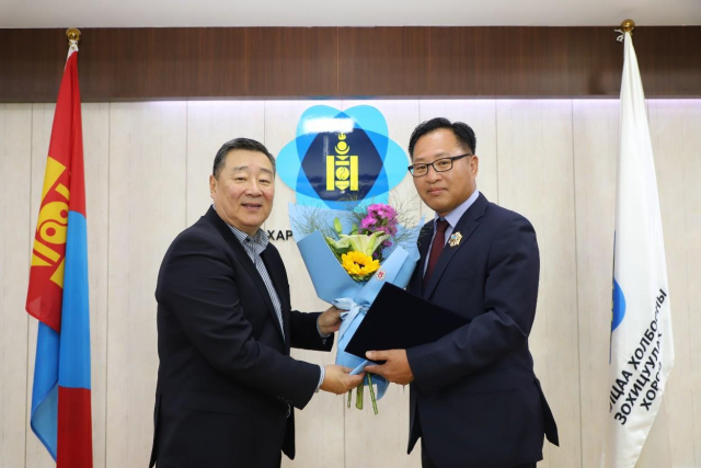 심장섭(오른쪽) KAIST 전산학부 초빙교수가 22일(현지시간) 몽골 울란바토르에서 친조릭 곤치그 몽골 통신규제위원회 위원장으로부터 북극성 훈장(알탄 가다스)을 받고 있다. 북극성 훈장은 몽골 정부가 외국인에게 수여하는 최고 등급의 훈장이다. 사진 제공=KAIST