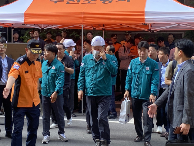 23일 오전 경기 부천시 원미구 호텔 화재 사고 현장에서 이상민 행정안전부 장관이 브리핑 이후 호텔 내부 확인을 위해 이동하고 있다. 부천=이승령 기자