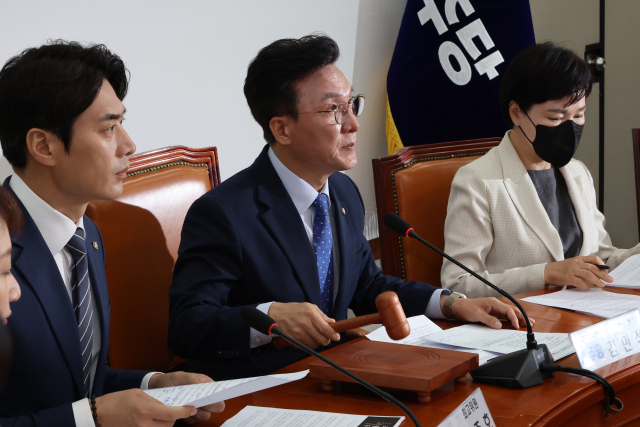 김민석 더불어민주당 최고위원이 23일 오전 서울 여의도 국회에서 열린 최고위원회의를 주재하고 있다. 연합뉴스