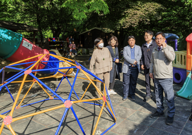 지역의 국공립어린이집 시설점검에 나선 박강수 마포구청장(오른쪽 맨끝). 사진제공=마포구