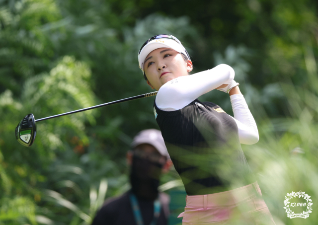 이예원이 23일 KLPGA 투어 한화 클래식 2라운드 8번 홀에서 티샷을 하고 있다. 사진 제공=KLPGA