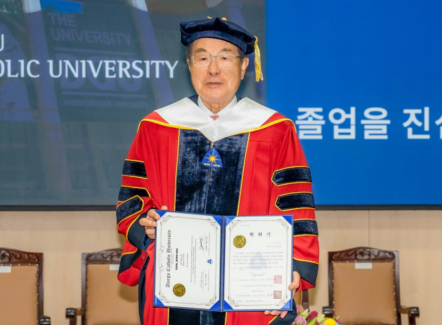 윤동한 한국콜마 회장이 이달 22일 열린 대구가톨릭대 학위수여식에서 문학박사 학위를 받고, 기념사진을 촬여하고 있다. 사진 제공=한국콜마