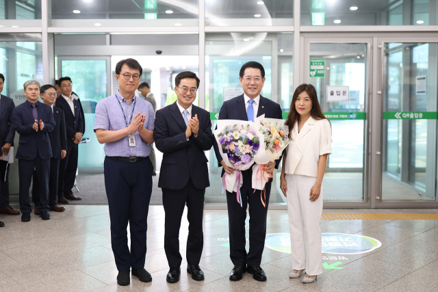 김영록 전남도지사, 경기도청에서 '1일 명예 경기도지사' 근무