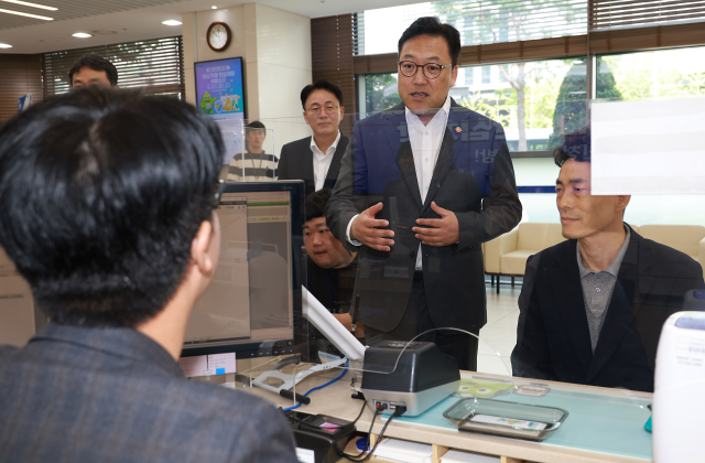 김병환(가운데) 금융위원회 위원장이 23일 서울 중구 NH농협은행 본점을 방문해 창구 직원으로부터 ‘여신거래 안심차단 서비스’에 대해 설명을 듣고 있다. 사진 제공=금융위원회