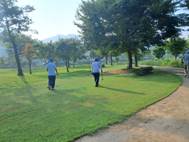 상관파크골프장에서 이용객들이 경기를 즐기고 있다. 상관파크골프장 제공