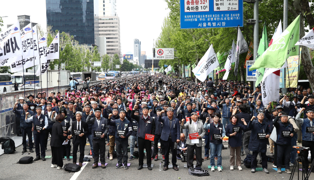 민주노총 전국건설노동조합 조합원들이 2023년 5월 4일 서울 용산구 대통령실 인근에서 열린 건설노조 총력투쟁 선포 결의대회에서 윤석열 정부를 규탄하는 구호를 외치고 있다. 뉴스1