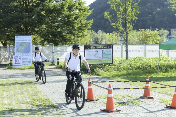 ‘대자보(대중교통·자전거·보행) 도시’를 표방한 노관규 순천시장은 자전거를 직접 타며 시민들의 의견을 청취하고 있다. 순천시는 교통약자, 보행자 중심의 대중교통 서비스 개편을 위해 행정력을 집중하고 있다. 사진 제공=순천시