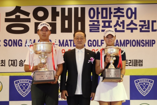 남녀부 우승자 이재원(왼쪽)과 성아진(오쪽)이 우기정 송암재단 이사장으로부터 트로피를 받은 뒤 기념 촬영을 하고 있다. 사진 제공=대구CC