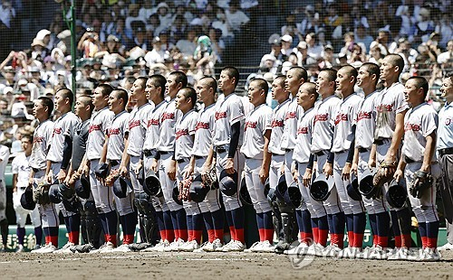 한국계 국제학교인 교토국제고 야구부 선수들이 23일 일본 효고현 니시노미야 한신고시엔구장에서 열린 전국 고교야구선수권대회(여름 고시엔) 결승전에서 승리한 직후에 