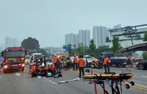 안산서 인력업체 승합차, 연쇄 추돌 ‘대형사고’…4명 사망·10명 부상