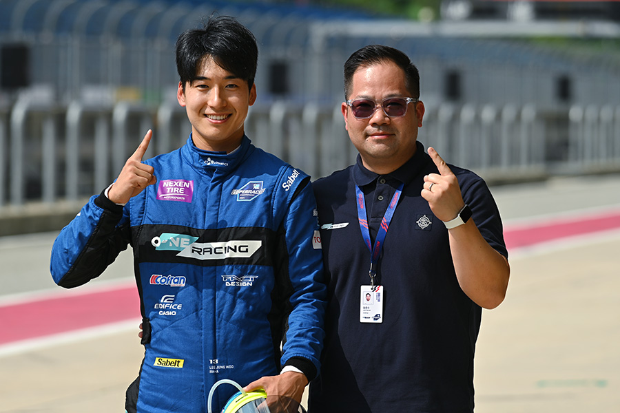 오네 레이싱의 이정우가 장준수 감독과 포즈를 취하고 있다. 김학수 기자