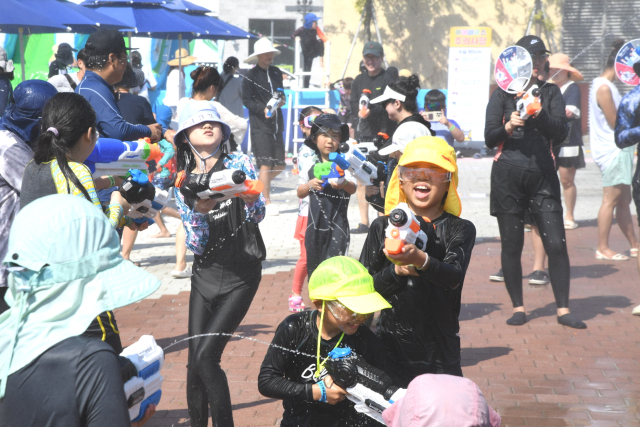 거북섬 해양축제의 백미 물총축제. 사진 제공 = 시흥시