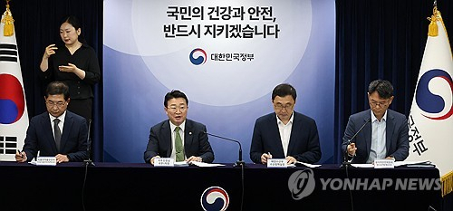 김종문(왼쪽 두번째) 국무조정실 국무1차장이 지난 6일 서울 종로구 정부서울청사에서 열린 후쿠시마 오염수 방류 관련 일일브리핑에서 발언하고 있다. 연합뉴스