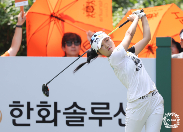 이예원이 24일 한화 클래식 3라운드 4번 홀에서 티샷을 하고 있다. 사진 제공=KLPGA