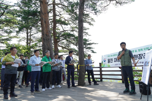 임상섭(앞줄 왼쪽 세 번째) 산림청장과 박형수(″두번째) 의원이 울진 금강소나무숲에서 대왕소나무 회복을 위한 현장간담회를 실시하고 있다. 사진제공=산림청